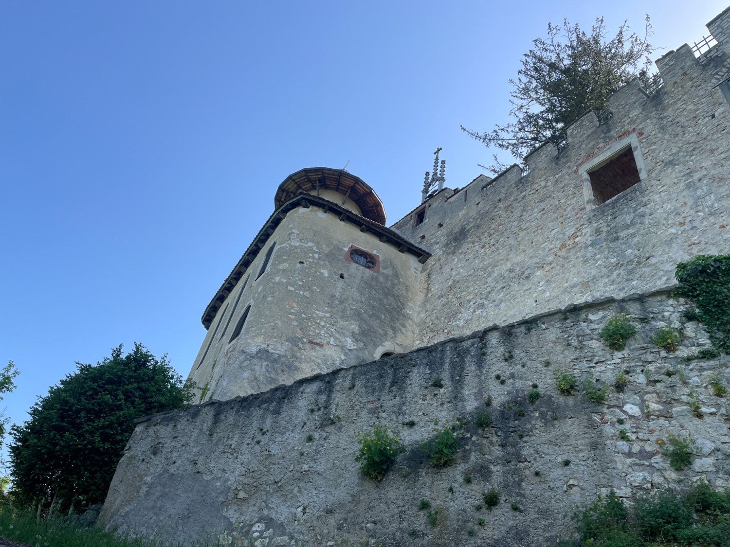 On peut visiter le château de Birseck.