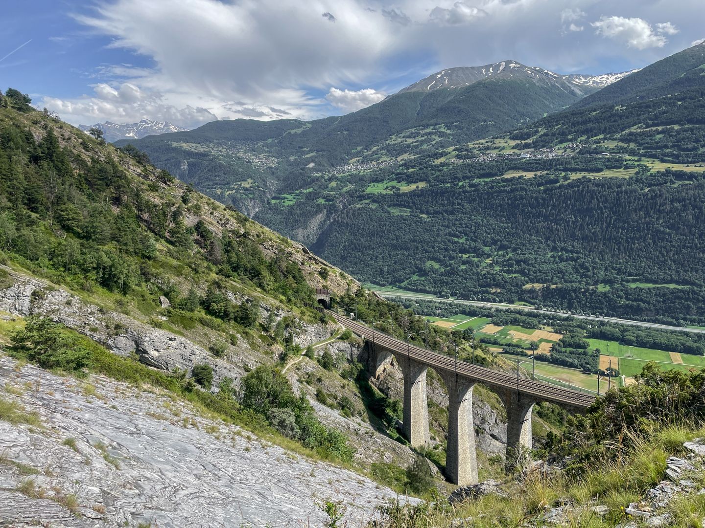 Bald ist das Eisenbahntrassee erreicht – und damit Hohtenn.