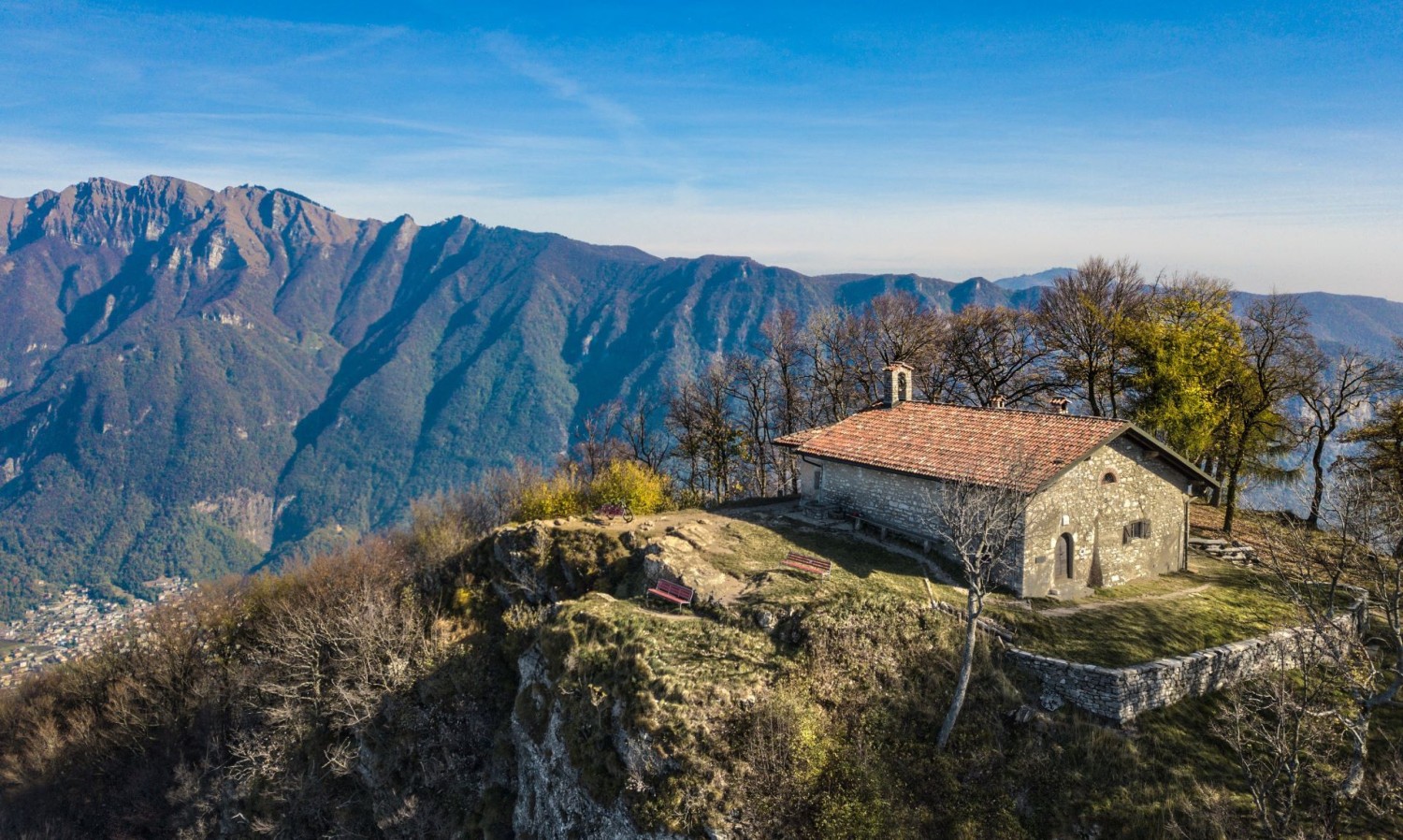 Das Oratorio di San Giorgio auf dem Gipfel des Monte San Giorgio.