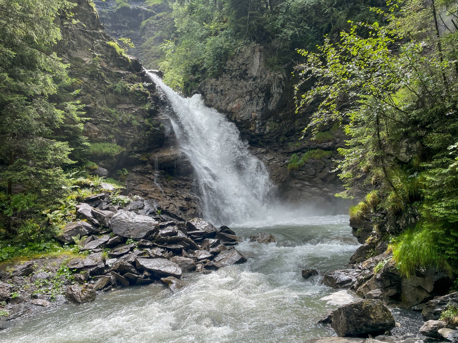 La cascade de la Saufla impressionne dès le début de la randonnée.