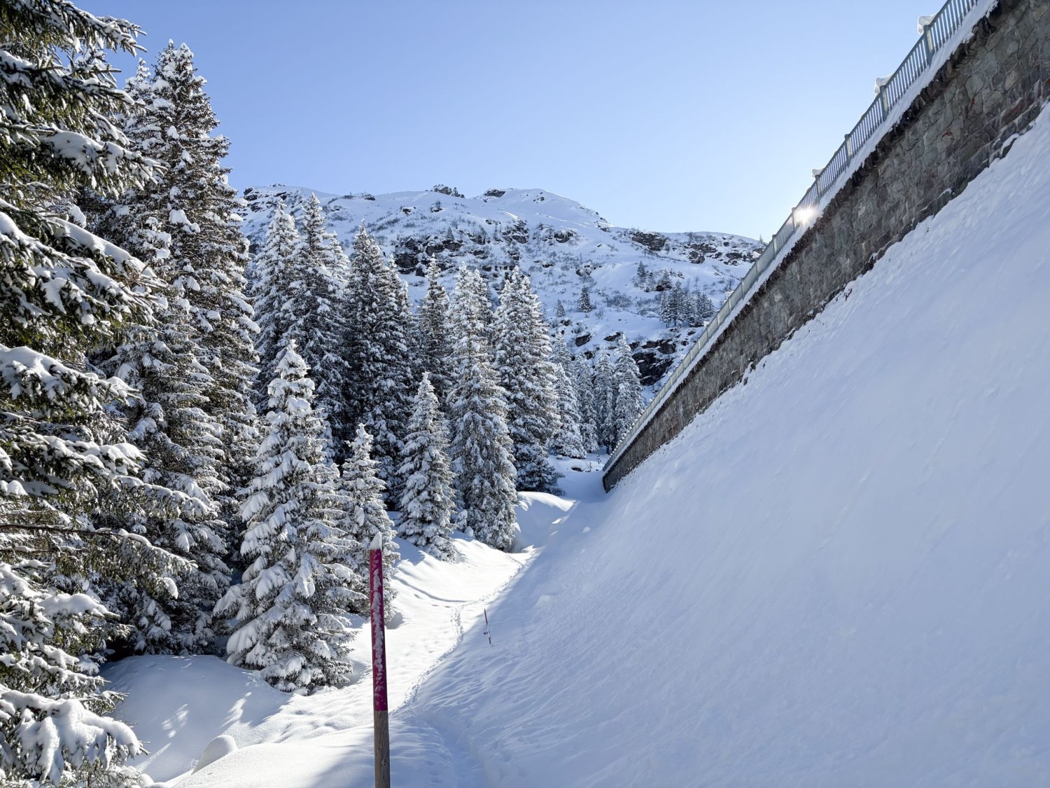 Schliesslich taucht die Staumauer zur Rechten auf.