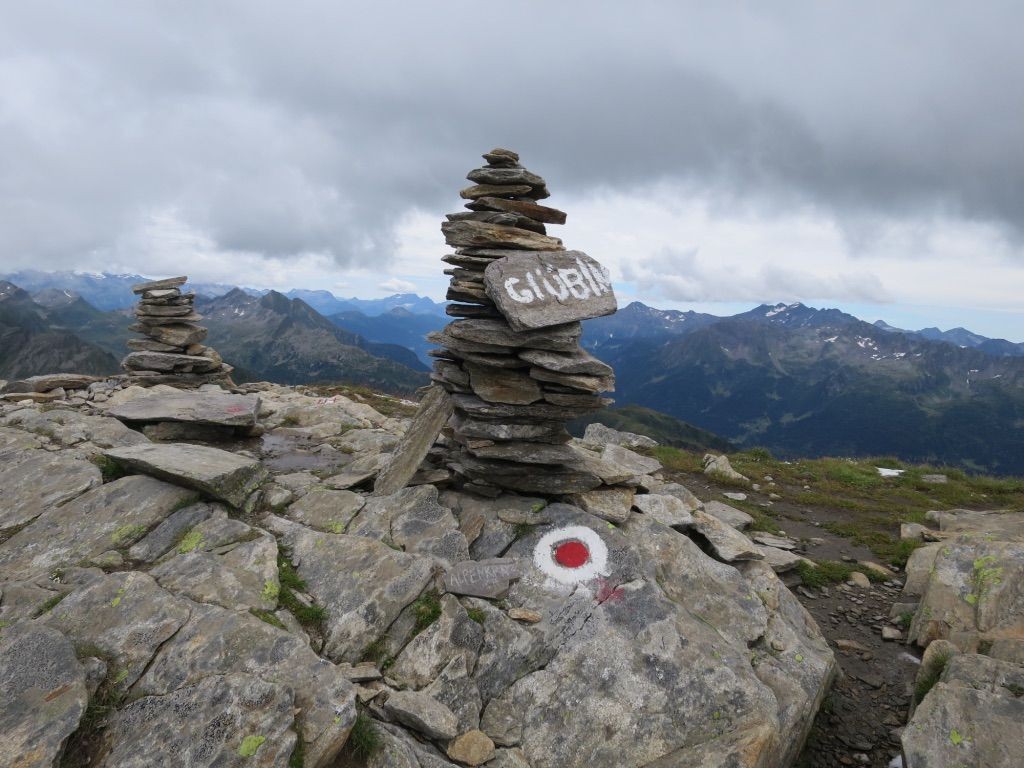 Die zweitägige Wanderung führt vom Oberalppass über idyllische Wiesen, Bergseen und eindrucksvolle Hochgebirgslandschaften via Vermigelhütte und Piz Giübin bis zum historischen Gotthardpass.