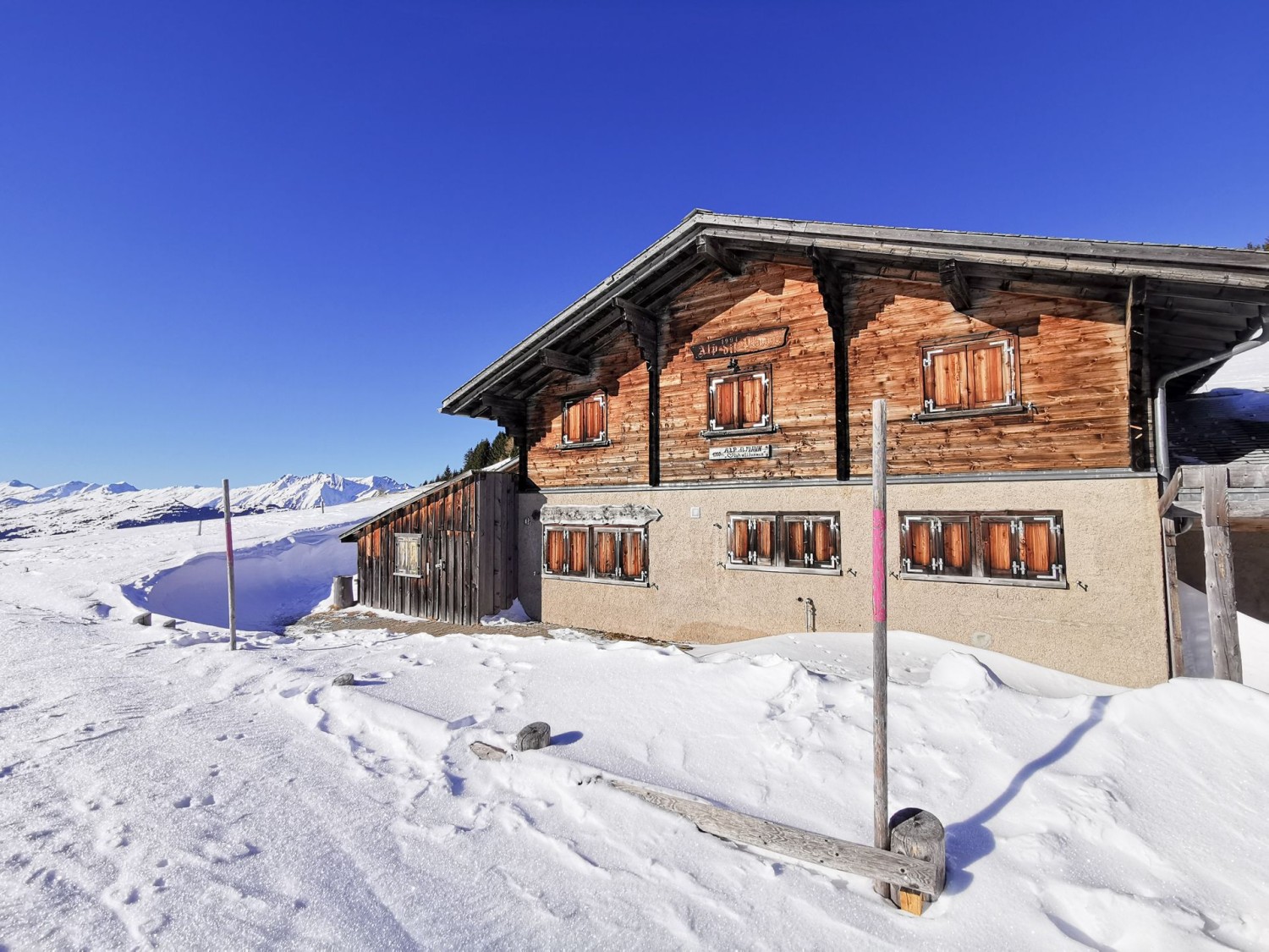 Verschneite Hochebene im Domleschg