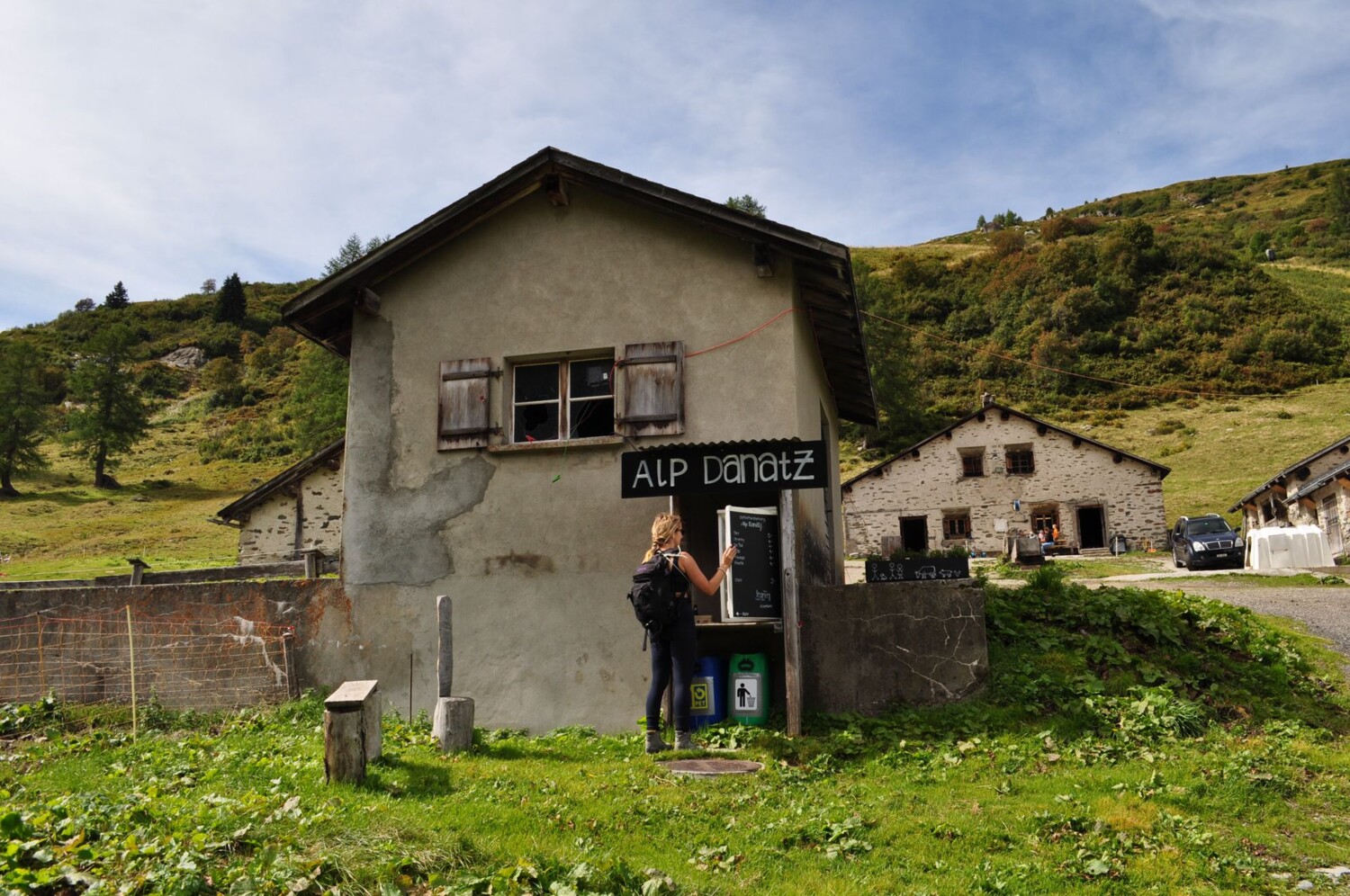 L’alpage Danatz permet de s’approvisionner en boissons rafraîchissantes et en fromage de montagne dans le réfrigérateur en libre-service.