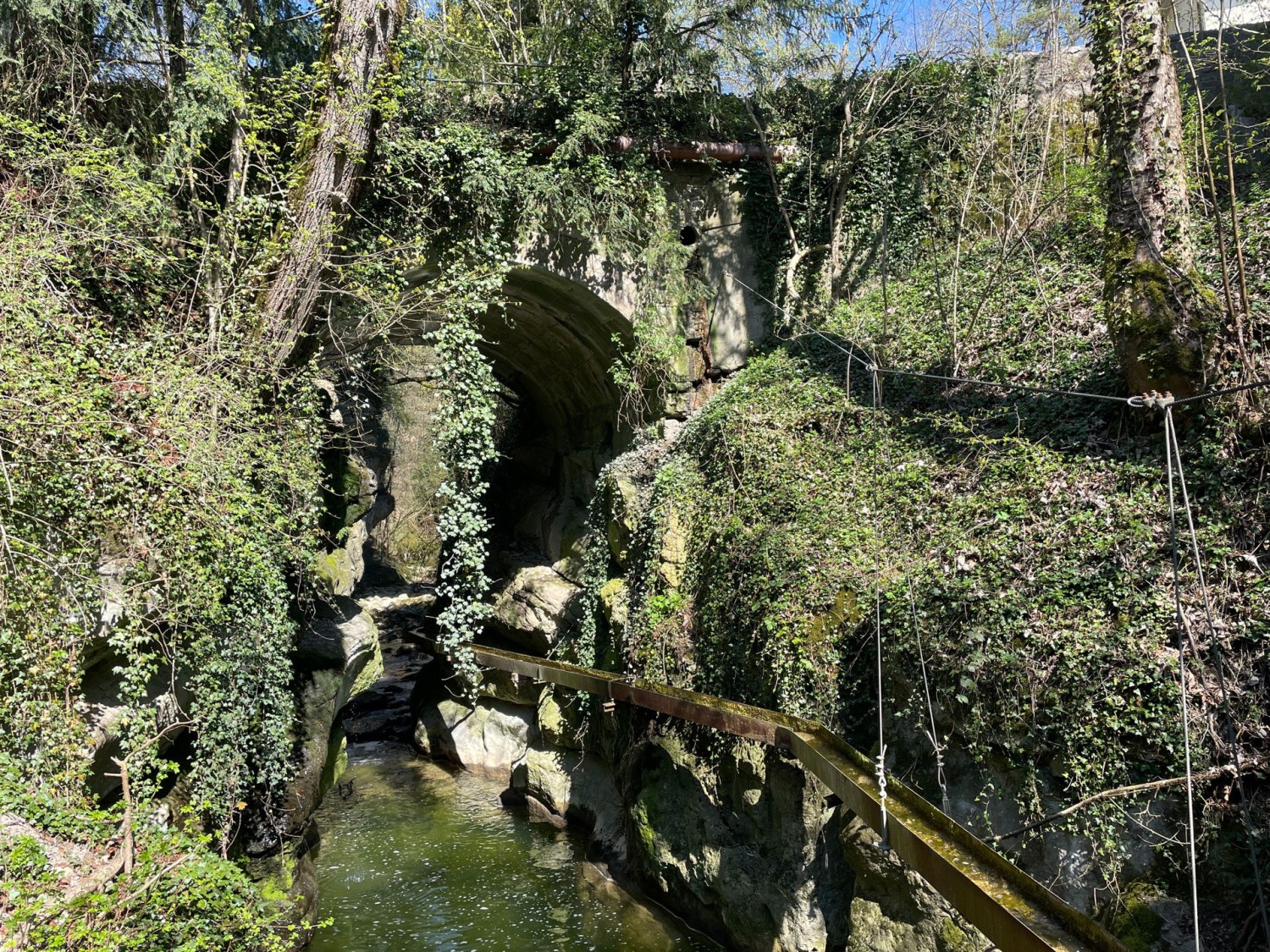 Un chenal conduit l’eau jusqu’aux roues du moulin au Gor de Vauseyon.