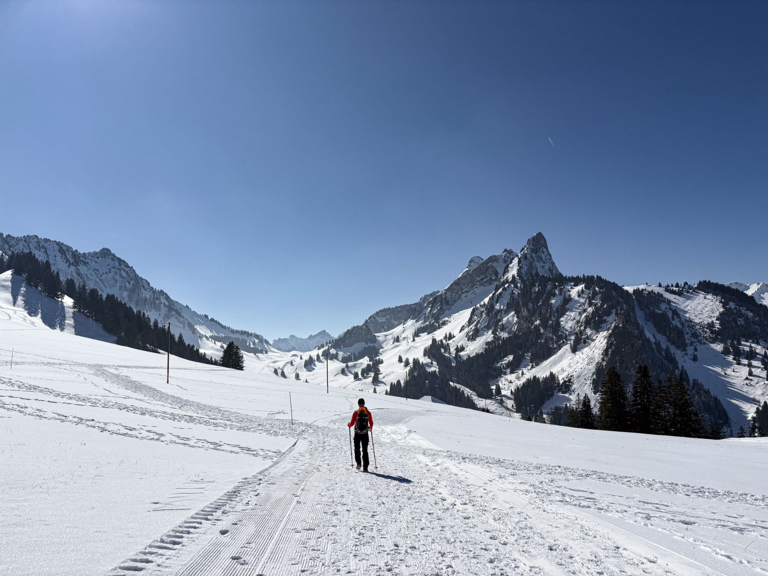 Schliesslich macht die Wanderung eine Rechtskurve und man wandert mit Blick auf Chörblispitz, Fochsenflue und Spitzflue.