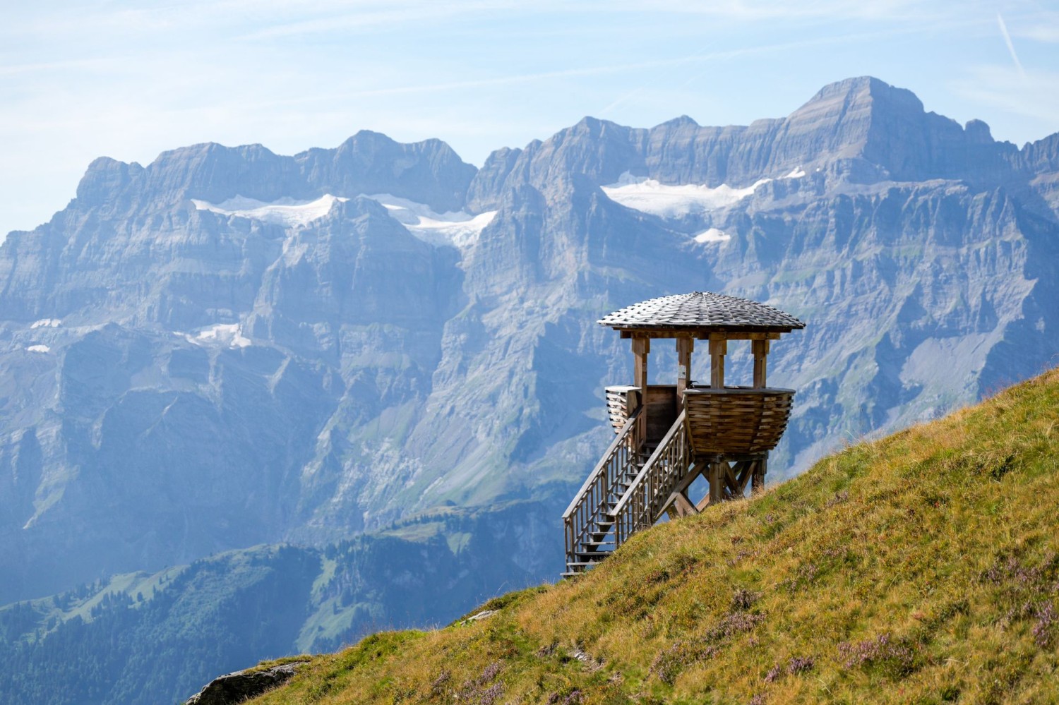 An warmen Tagen ist der Wildbeobachtungsturm oberhalb des Stausees Garichti ein willkommenes Schattenplätzchen.