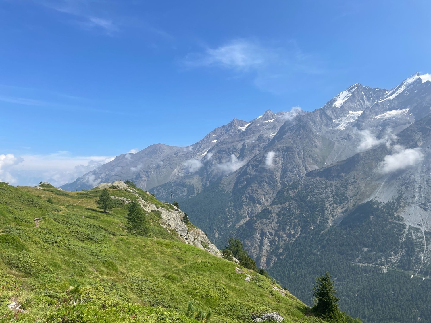 Das Gipfelkreuz ist in Sicht. Ebenso die gegenüberliegende gewaltige Walliser Bergkulisse.