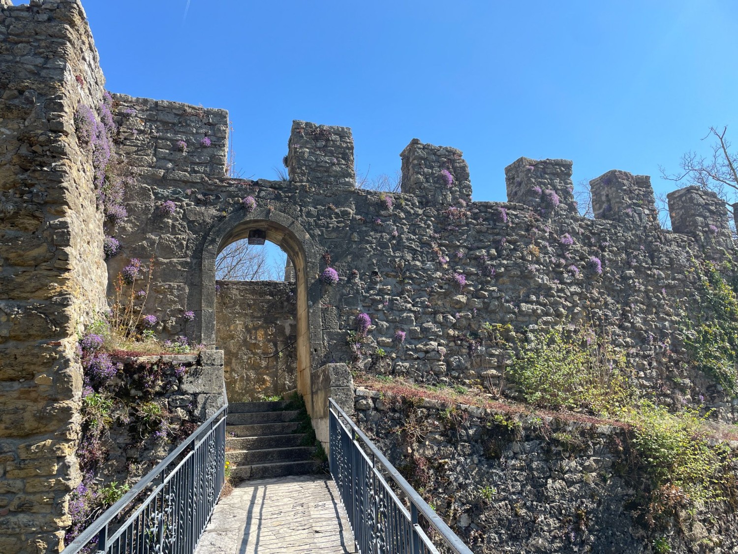 Les anciens murs du château de Neuchâtel