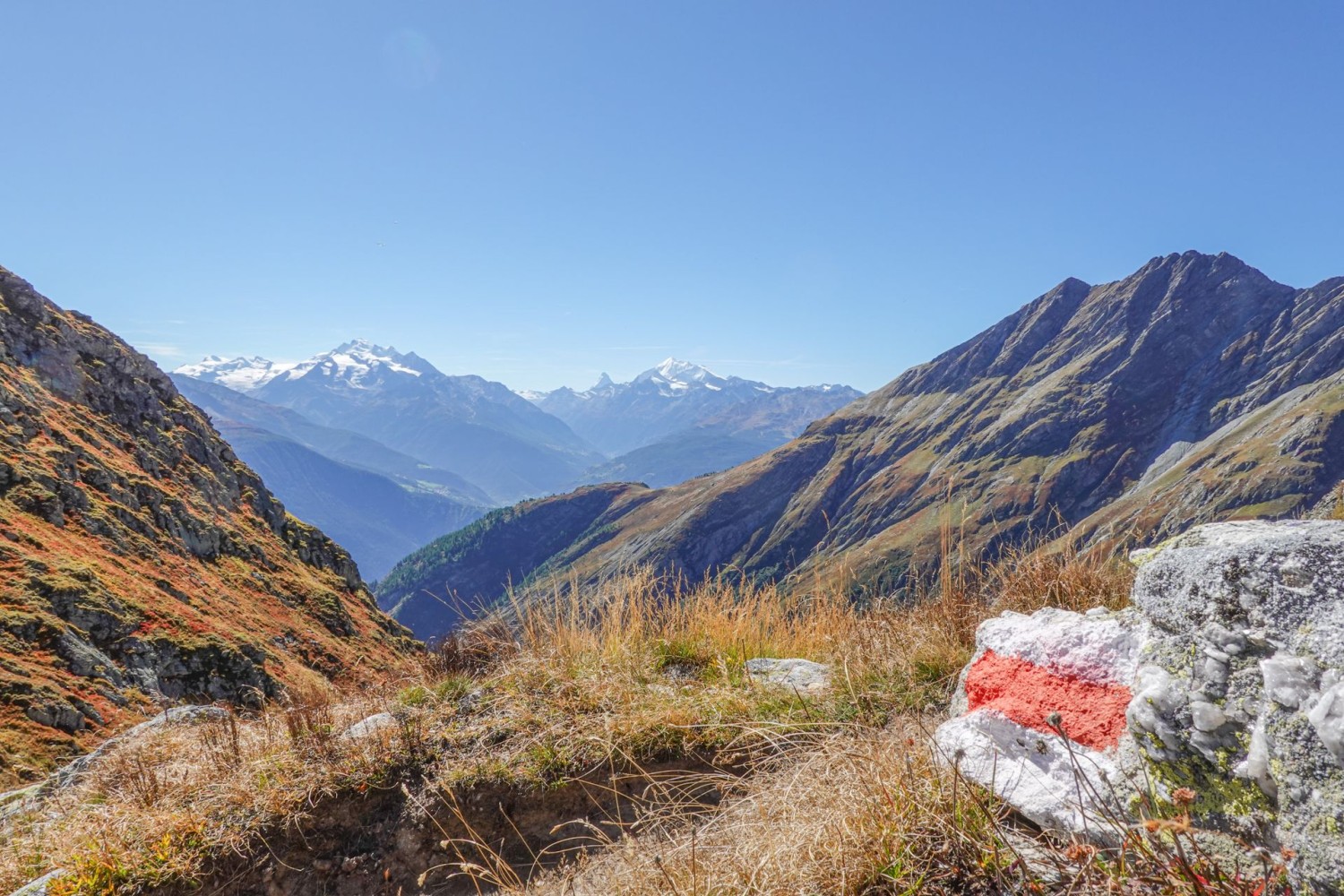 Stete Begleiter sind neben den Bergwanderwegmarkierungen die Mischabelgruppe, das Matterhorn sowie das Weisshorn.