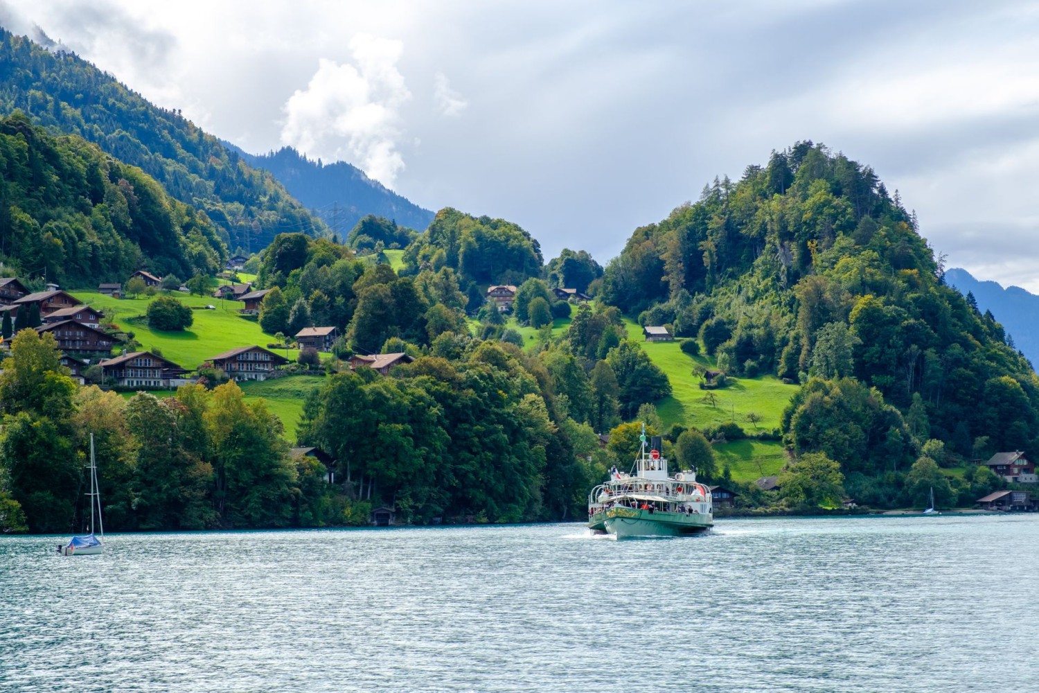 Depuis Iseltwald, le plus beau voyage de retour s’effectue à bord du bateau à roues à aubes «Lötschberg».