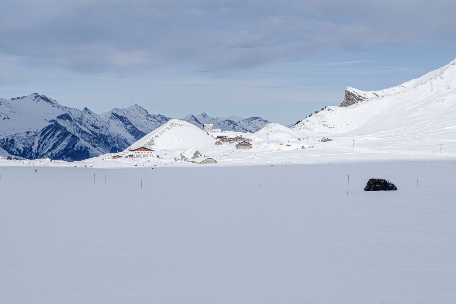 Auf dem Rückweg: nun sieht man die Berge des Entschligetals ob Adleboden. Der Lägerstei weist den Weg.
